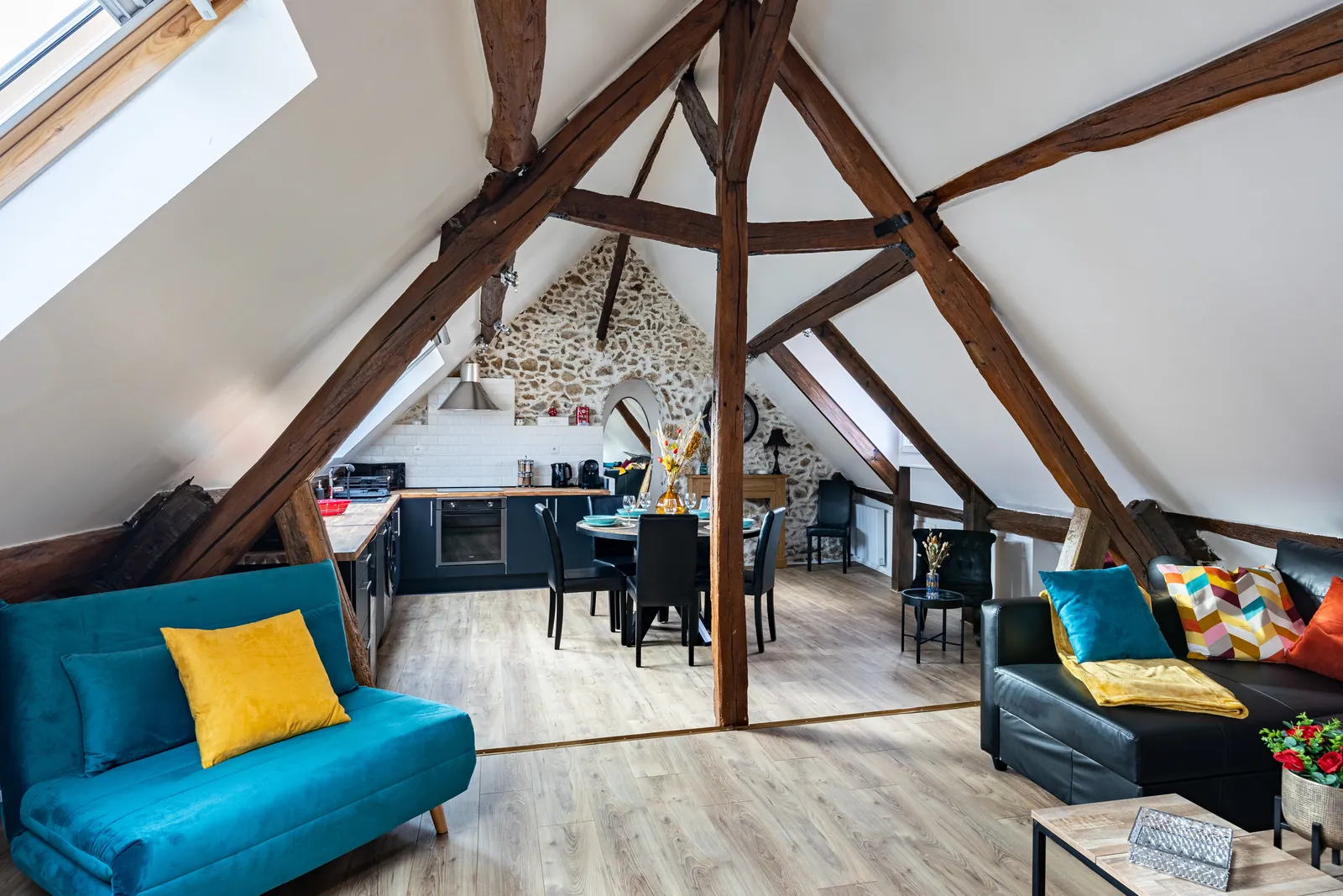 Séjour sous les poutres de l'appartement de Gouvernes
