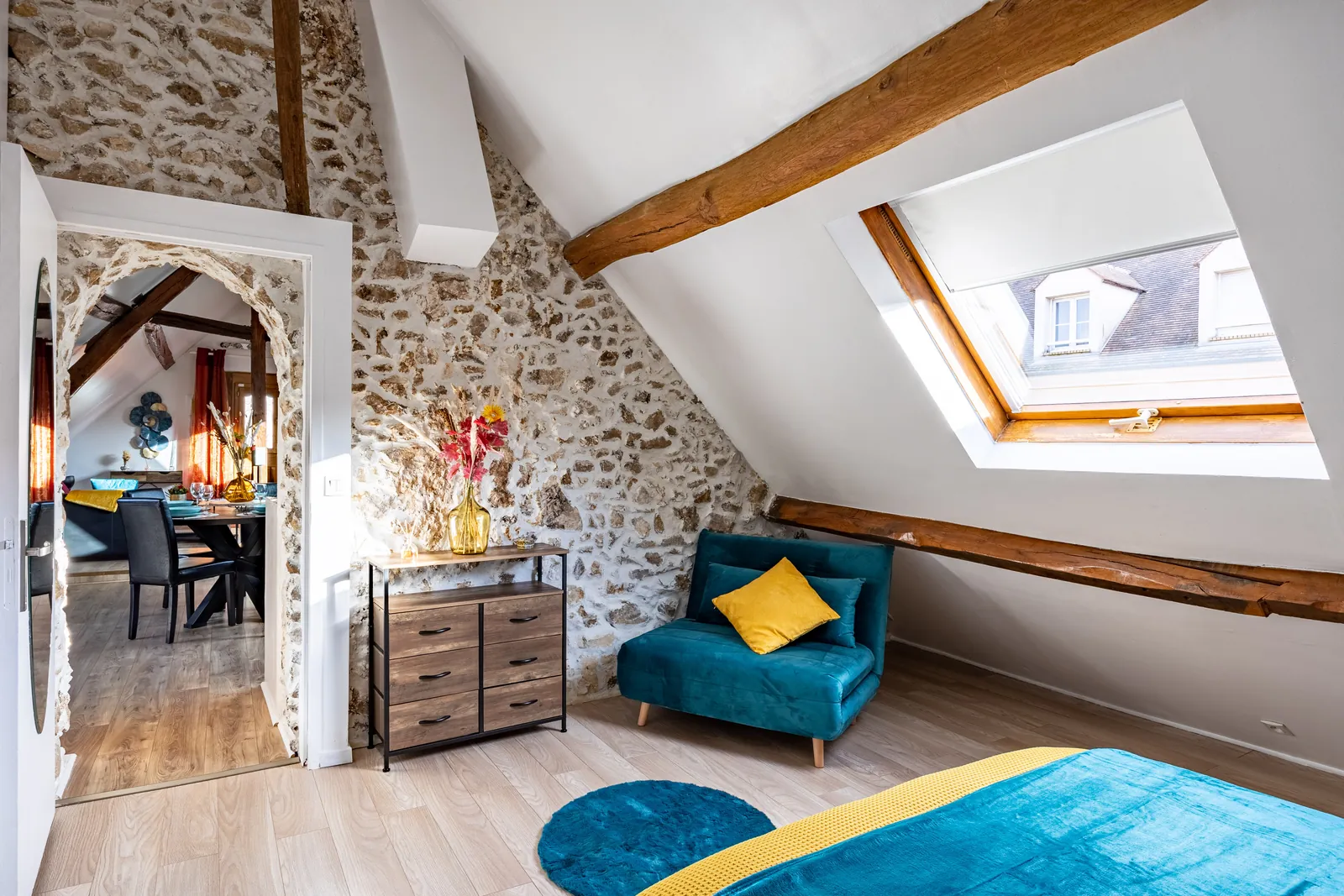 Chambre sous les poutres avec vue sur le séjour