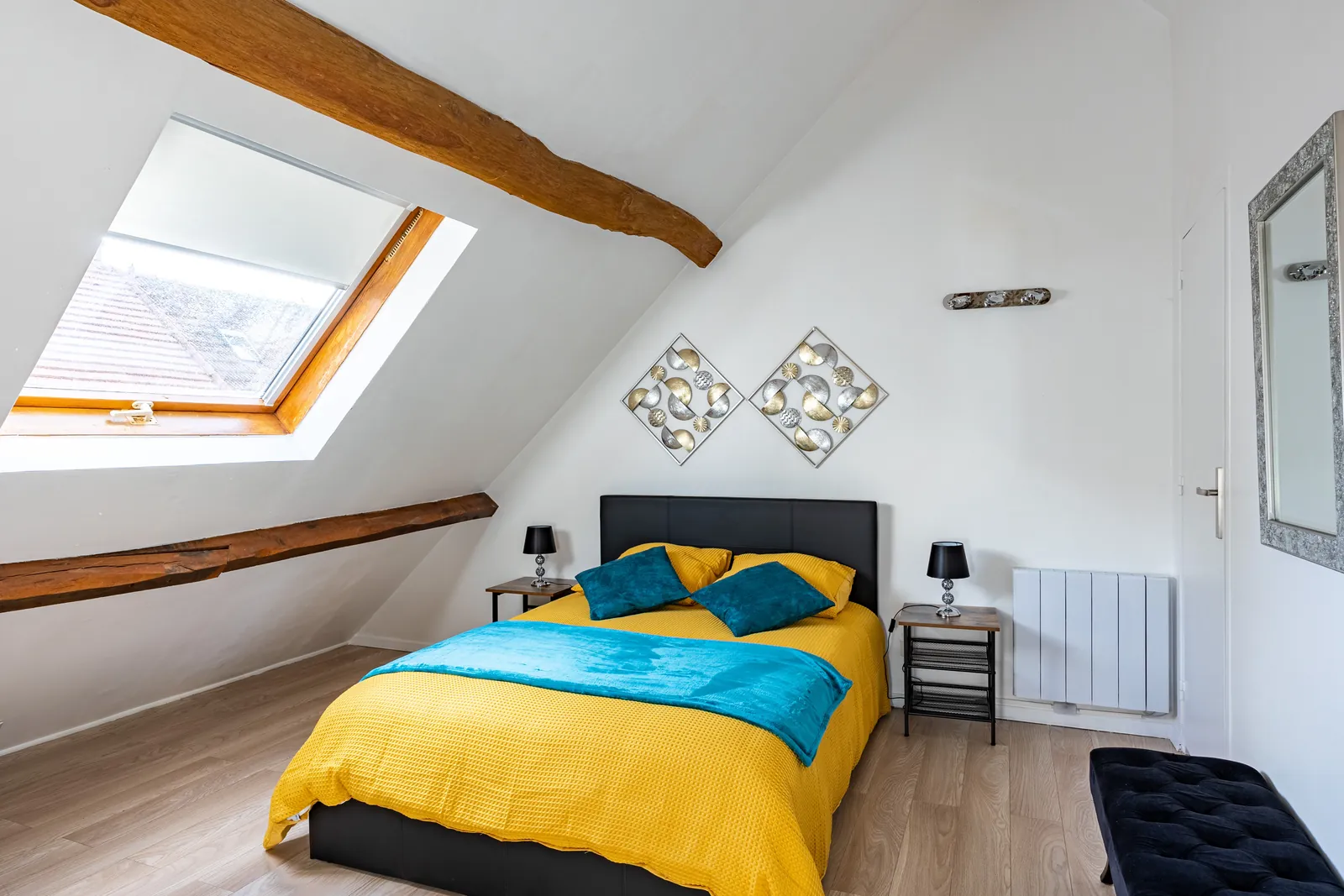 Chambre avec lit double et fenêtre de toit