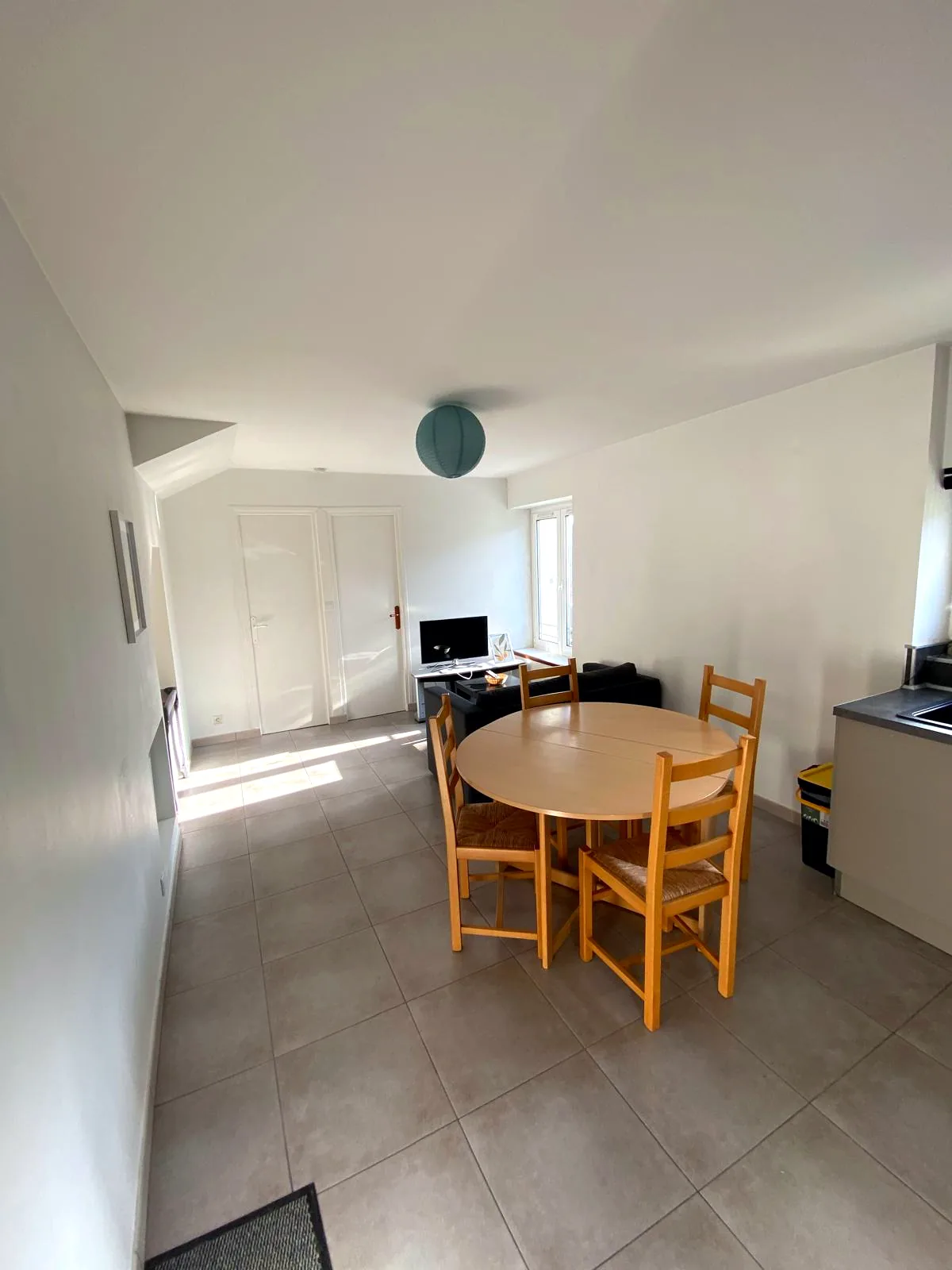 Séjour lumineux avec coin repas et salon