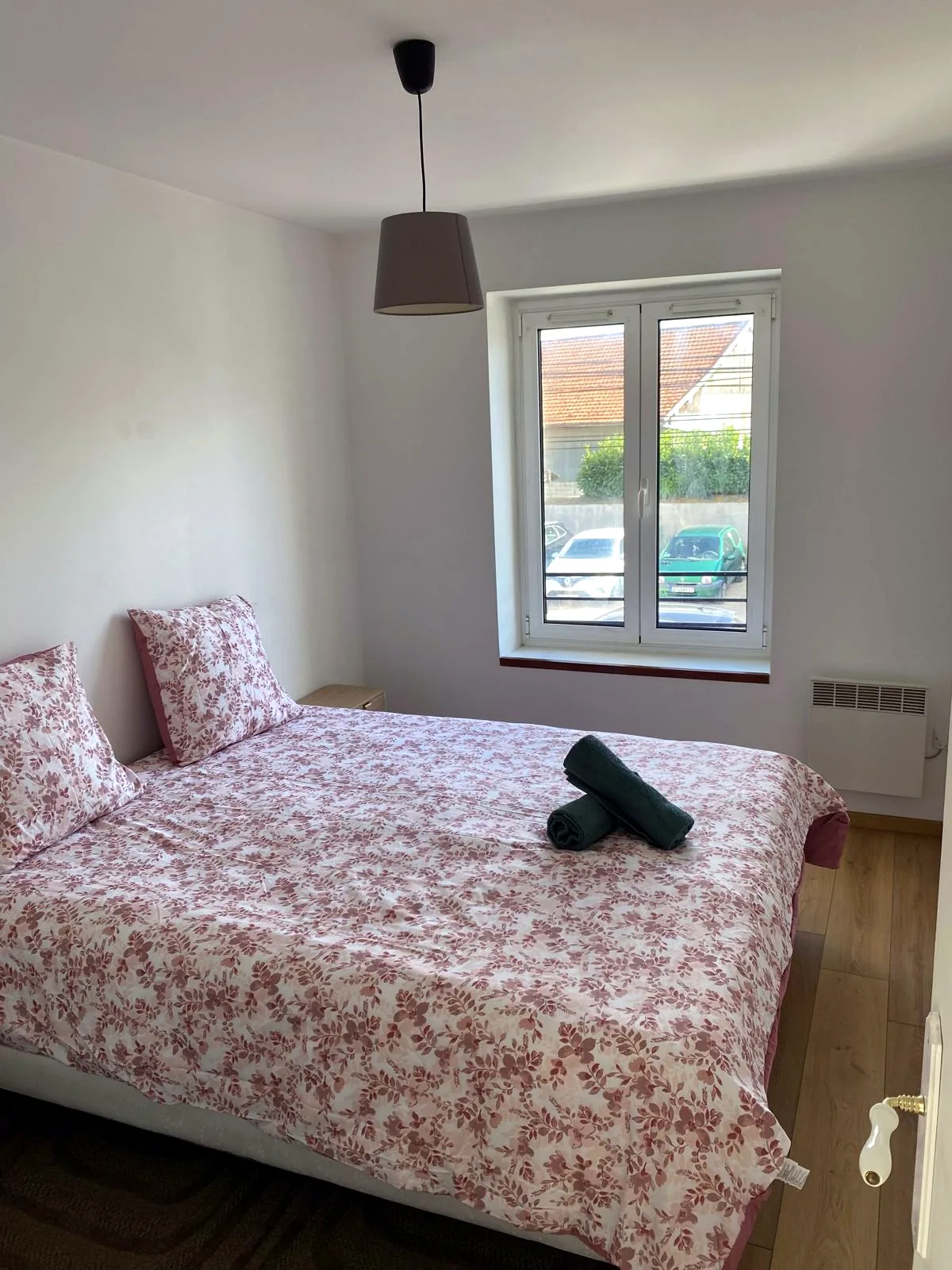 Chambre principale avec lit queen size